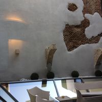 ホテルは古い遺跡の上に建っています。この壁で垣間見れます