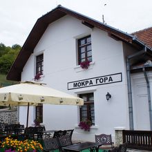 駅舎。カフェを併設。