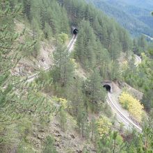帰りはそれぞれの駅で停まってくれる。線路が複雑にループする