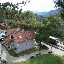 この駅にはカフェもあり、数十分停まる。展望台や遊歩道もある。