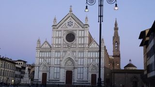 白くて、とても清楚な感じの教会です。