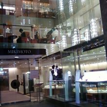 ガラス張りの高級感です。