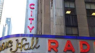 ネオンが象徴的なニューヨークの伝統的ホール