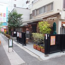 社務所はこの道路の左側