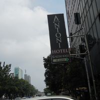 ハヤムウルック通りに看板が出ています