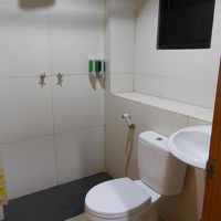 バス・カーテンの丈が短いです