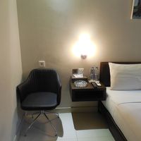 コンセント数は豊富、椅子も割と便利