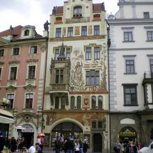 ネオ・ルネサンス様式の出窓のある石の聖母マリアの家