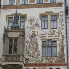 馬に乗った聖ヴァーツラフが壁に描かれている