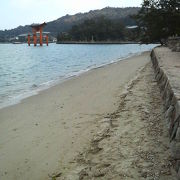静かに大鳥居を眺められる宮島の砂浜
