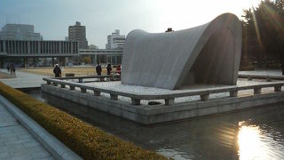 原爆被害の大きさを思い知らされる広大な公園