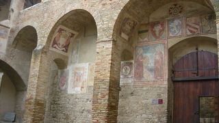 ドゥオーモ広場に面して建っています