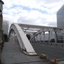 強固なアーチ型鉄骨