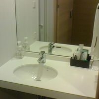 綺麗な空間です．右に便器があります