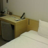 机上はそれなにに広いです．携帯の充電器があります．