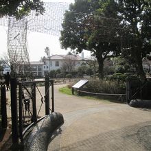 「港の見える丘公園」内、この「ローズガーデン」奥には…