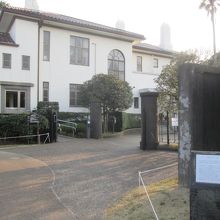 いかにもイギリスっぽい質実剛健な建物です