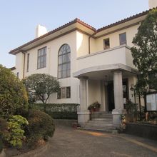 さぁ、建物に入ります