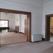 １階には食堂、その奥には…