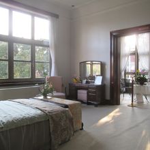 ２階の寝室は、スリーピング・ポーチという洒落た部屋付き