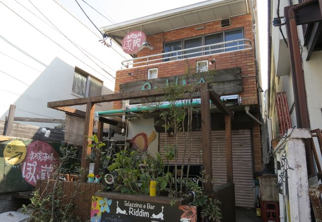 卓球やダーツ、TVゲームなどができるバー