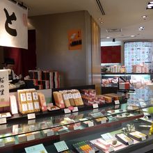 とらやさんと築地ちとせさんが並ぶ　天ぷらせんべいはおすすめ