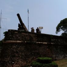 観光本に書いてある場所ですが、特に大砲位しか見どころ無いとお