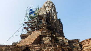 塔に登り、内部の壁画を見る