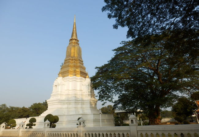 美しい仏塔