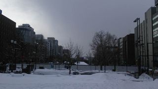 雪まつりの雪像のなごりが