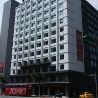 12階建ての白いホテルは目立ちます