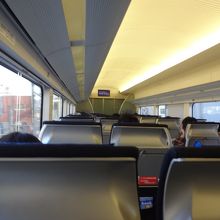 平日なので、二座席に一人座ることが出来ました。