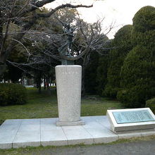 慰霊碑の近くに建っています。