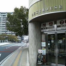 公園の入口近くに建っています。