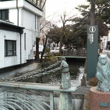 小川沿いに長く延びた公園です。