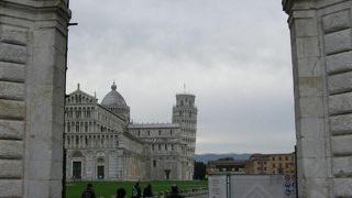 広々した広場に有名な建築物