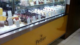 パンもケーキもお菓子ももりだくさん。