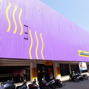 紫色の建物のデパート