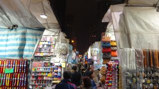 コピー商品を売る露店がたくさんあります。