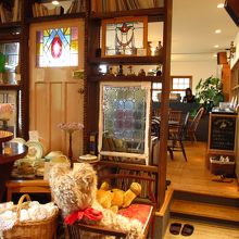 カフェはお店の奥です。スリッパに履き替えます