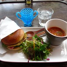 ベーグルにはスモークベーコンがはさんであります。