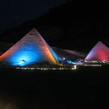 ライトアップ　ピラミッド