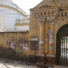 正門閉まってました