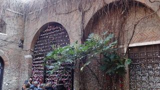 お目当てのジュリエットの像が・・・修復中でした！！