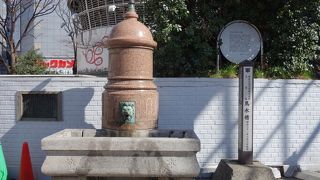 ＪＲ新宿駅東口前の広場にあります。知る人は少ないでしょう。