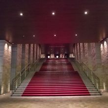 赤い絨緞敷きの大階段