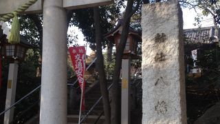 洗足池のほとり。