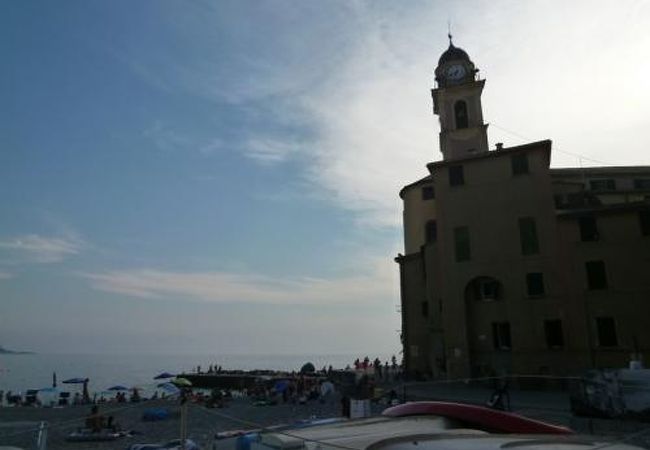 カモーリの岬に立つサンタ・マリア・アッスンタ教会（大聖堂）はシンボルです♪