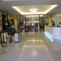 こぢんまりとしたロビーは個人客向け