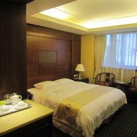 客室も一人部屋にしては広くベッドも快適